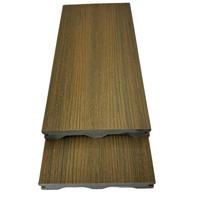 Plancher composite bois-plastique co-extrudé moderne et étanche, système de clic, garantit une résistance au glissement et une longévité pour les terrasses extérieures