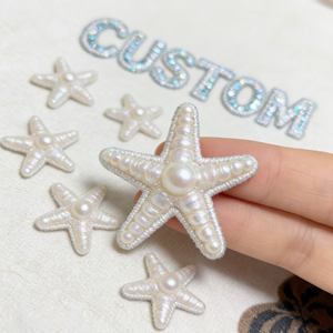 Toppe Personalizzate <span class=keywords><strong>con</strong></span> Logo Ricamato in Strass Luccicanti e Perline Glitterate <span class=keywords><strong>Argento</strong></span> per Cappelli, Abbigliamento, Scarpe e Borse - Product Image 2