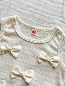 Completo Set Due Pezzi per Bambina 2026 di Tendenza: Top a Costine con Fiocco e Jeans con Inserti in Pizzo - Ingrosso Abbigliamento Bambina - Product Image 4