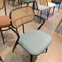 Fauteuil de salle à manger de style mid-century avec accoudoirs larges et dossier en rotin sur structure de couleur umber