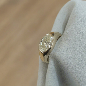 Bague pour femme SATVIK RATNA 2CT avec diamant ovale de laboratoire, sertissage moderne lisse, bande sculpturale épaisse, or 10K/14K/18K - Product Image 1