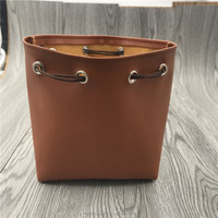 Pochette en cuir PU marron épaisse personnalisée avec logo gaufré, cordon de serrage, tendance et recyclable