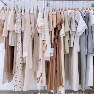 Venta al por mayor para proveedores: Fardos de ropa usada de mujer, mezcla de tops y vestidos nuevos, ropa de marca. - Product Image 4