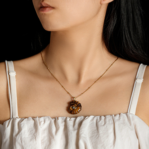 Collana con Ciondolo a Forma di Lumaca in Quarzo Rosa e Ametista Naturale, Elegante e Alla Moda per Feste e Uso Quotidiano - Product Image 2