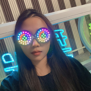 Lunettes LED à changement de couleur, monture en plastique surdimensionnée, style original pour les clubs, les concerts, Halloween, les bars, les jeunes de 15 à 35 ans - Product Image 1