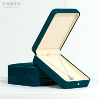 Boîte à bijoux FORTE en cuir PU bleu suédé, fermeture à fermoir aux coins arrondis, couvercle bombé, pour cadeau de mariage ou d'anniversaire