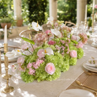 Composition florale populaire pour mariage, roses et hortensias artificiels, chemin de table blanc et rose pour la décoration d'événements et de fêtes