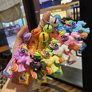 Porte-clés en métal personnalisé avec pendentif de sac, motif dessin animé, pour étudiants, en PVC mignon, vente en gros - Product Image 4