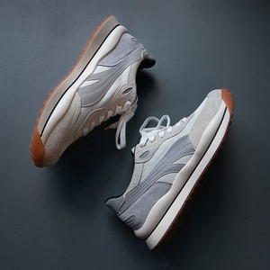 Chaussures de sport unisexes en faux daim blanc et gris, semelle extérieure en caoutchouc, semelle intermédiaire en EVA, doublure en mesh, style rétro. - Product Image 1