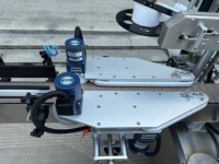 Machine d'étiquetage automatique double face WB-ST60 pour flacons de parfum plats et flacons de liquides ménagers à pompe, contrôlée par PLC