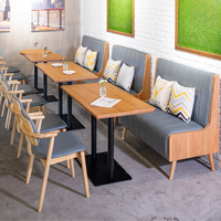 Ensemble de mobilier commercial nordique simple pour café : banquette, table à manger en bois et chaise rembourrée avec accoudoirs pour pâtisserie
