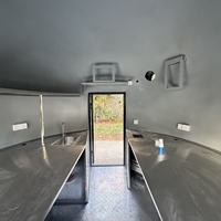 Unité de service alimentaire mobile Blaze Giant en forme de casque, avec cadre en fibre de verre et aluminium, capacité personnalisable, mobilité à 3 roues, style rétro