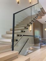 Escalier flottant en cantilever avec marches en chêne – Design élégant