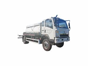 Camion aspirateur d'égouts tout-terrain 4x4 HOWO, réservoir de 5m³ et pompe à vide italienne Jurop, aspiration rapide des boues, export direct usine - Product Image 1