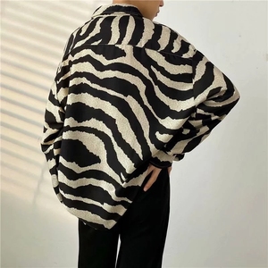 Camicie a maniche lunghe a righe zebrate da uomo, stile coreano alla moda, top casual, camicia oversize con bottoni da uomo - Product Image 4