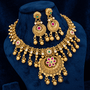 Parure de collier ras-du-cou et boucles d'oreilles traditionnelles indiennes en laiton plaqué or antique, avec pierres rubis et émeraudes - Product Image 4
