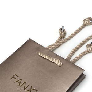 ถุงกระดาษพิมพ์โลโก้สีสันสวยงามสั่งทำได้จาก FANXI สำหรับบรรจุภัณฑ์ของขวัญเครื่องประดับ พร้อมหูหิ้ว ถุงช้อปปิ้งกระดาษรีไซเคิล - Product Image 4