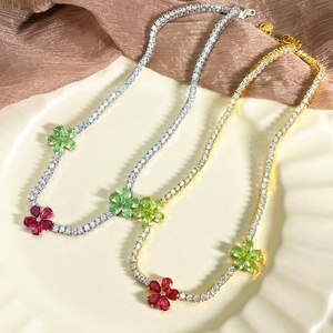 Collar con colgante de flor margarita chapado en oro de 18 quilates con circonitas cúbicas estilo Iced Out para mujer - Product Image 2