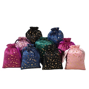 Pochette en satin personnalisable avec cordon de serrage et motif estampé or, petit sac de rangement pour bijoux en provenance du Guangdong - Product Image 1