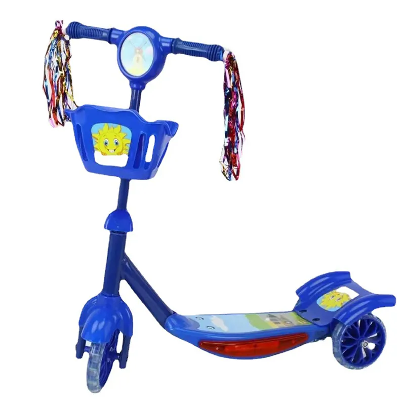 Interessanter 3-Rad-Kick-Roller im Freien für Kinder mit leichter Musik