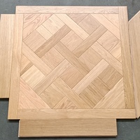 Parquet en bois hexagonal, sol en bois beige avec marbre