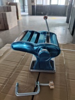 Machine à nouilles et à pâtes manuelle pour usage domestique / Machine à nouilles