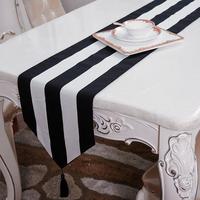 Chemin de table de style européen moderne, simple, vivant, chaud, tendance, pratique, durable, nappe personnalisée