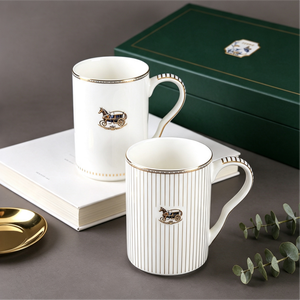 Ensemble de 2 tasses à café en porcelaine fine, motif calèche vintage de luxe, bord doré, pour cadeau d'affaires, de mariage ou de fête - Product Image 1