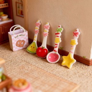 Miniatura <span class=keywords><strong>de</strong></span> simulación <span class=keywords><strong>de</strong></span> linda cuchara <span class=keywords><strong>de</strong></span> resina con forma <span class=keywords><strong>de</strong></span> manzana para postres y café, ideal como adorno para <span class=keywords><strong>casa</strong></span> <span class=keywords><strong>de</strong></span> <span class=keywords><strong>muñecas</strong></span>, cocina en miniatura o decoración <span class=keywords><strong>de</strong></span> teléfono. - Product Image 2