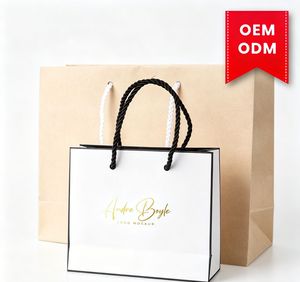 Sac cadeau de luxe personnalisé pour bijoux avec finition estampage à chaud, emballage haut de gamme pour bijoux de marque avec embellissement en feuille d'or - Product Image 1