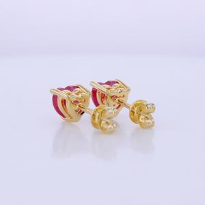 Starsgem Boucles d'oreilles en or jaune 14 carats avec rubis de laboratoire 6X6mm en forme de coeur rouge sang pour femmes - Product Image 3