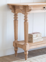 Table console en bois massif de style campagnard avec 2 étagères et 2 tiroirs en finition chêne blanchi, écologique et durable