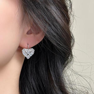 Boucles d'oreilles en or blanc et diamants, coupe princesse, couleur D, naturelles, pour mariage, style romantique, bijoux fins, forme cœur - Product Image 4