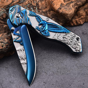Águila en relieve azul titanio en el mango con patrón de rango de montaña 3,5 "Cuchillo de bolsillo con hoja impresa azul - Product Image 2