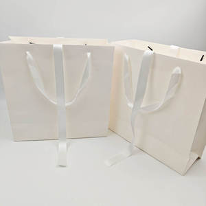 Bolsas de Regalo de Cartón Blanco Personalizadas de Lujo con Asas, Materiales Reciclados, Embalaje Ecológico, Impresión Serigráfica para Zapatos y Ropa - Product Image 1