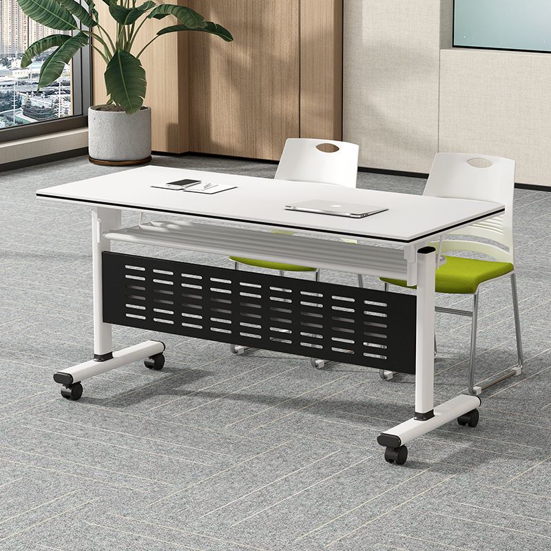Mesa blanca con estructura de acero negro.