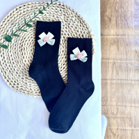 Chaussettes mi-mollet tendance pour femme, style japonais-coréen, en mélange de coton respirant, motif floral noir et blanc, pour usage quotidien décontracté