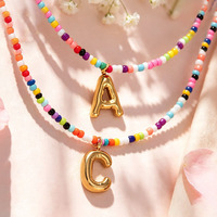 Collier avec pendentif lettre A-Z en acier inoxydable QIUHAN plaqué or 18 carats, chaîne perlée colorée, cadeau d'anniversaire pour femmes, 26 lettres