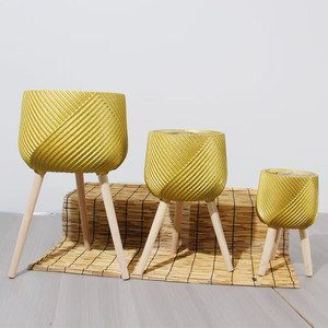 Juego de 3 Macetas de <span class=keywords><strong>Fibra</strong></span> de Arcilla, Diseño de Lujo con Relieve Diagonal Dorado, Maceta para Plantas de Interior con Trípode de Madera <span class=keywords><strong>Natural</strong></span> - Product Image 3