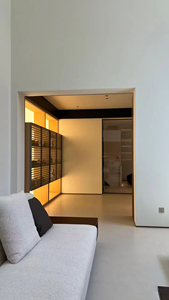 Armoire à vin encastrée en bois, design moderne, minimaliste et élégant, avec éclairage LED et étagères en verre. - Product Image 6