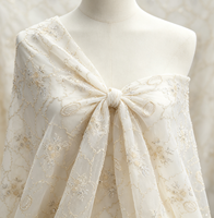 Tissu en mousseline Yoryu A076 avec motif quadrillé ondulé et broderie florale de perles et de sequins pour robes de mariée et de demoiselles d'honneur légères