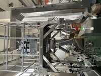 Automatische weeg- en verpakkingslijn voor kleine biscuits, glazen, metalen en plastic potten, inclusief vul- en afsluitmachine voor flessen en etiketteermachine.