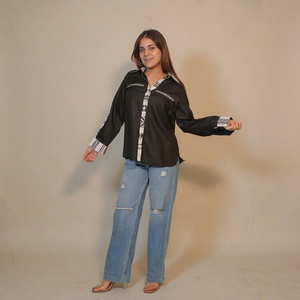 Chemisier en satin noir pour femme avec imprimé géométrique contrastant, manches longues, coupe ample, col rabattu, chemise décontractée pour tous les jours - Product Image 1