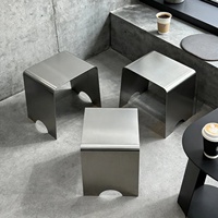 Tabouret moderne en acier inoxydable : élégant pour les cafés, robuste, nécessitant peu d'entretien, parfait pour les zones de restauration à fort trafic
