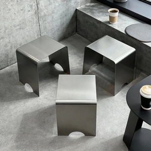 <span class=keywords><strong>Sgabello</strong></span> Moderno in Acciaio Inossidabile: Elegante per Caffetterie, Robusto, a Bassa Manutenzione, Perfetto per Zone di Seduta ad Alto Traffico nel Settore Alberghiero - Product Image 2