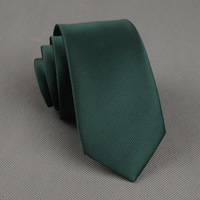 Cravates en polyester fines et unies de 6 cm pour hommes, style classique professionnel, couleur unie, design de logo étroit, emballées dans des boîtes cadeaux – Vente en gros
