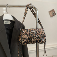 Léopard Vintage 2000s Locomotive Clouté Rivet Sacs À Main Y2k Sac À Bandoulière 90s Punk Femmes Sac À Main En Cuir Vegan Designer Sacs À Main