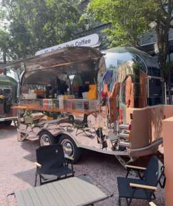 Chariot <span class=keywords><strong>de</strong></span> nourriture <span class=keywords><strong>de</strong></span> rue coréenne avec Tteokbokki épicé et Kimbap, brochettes <span class=keywords><strong>de</strong></span> poisson dans un bouillon chaud, saveurs du marché nocturne <span class=keywords><strong>de</strong></span> Séoul - Product Image 5