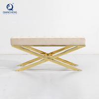 Nouveau design moderne : Tabourets et ottomanes en velours, meubles de salon et de chambre, banquette de bout de lit capitonnée avec pieds en métal