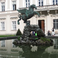 Groupe d'art D&Z Décoration de paysage Sculpture d'animaux en plein air Grande statue de cheval en bronze avec des ailes pour la décoration de piscine